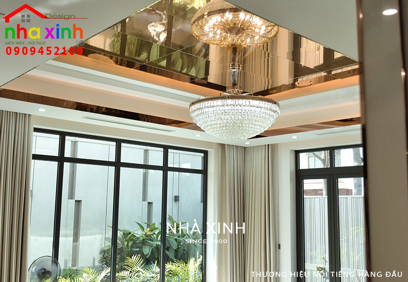 Trần phòng khách được thiết kế tráng gương giúp tạo chiều sâu cho không gian