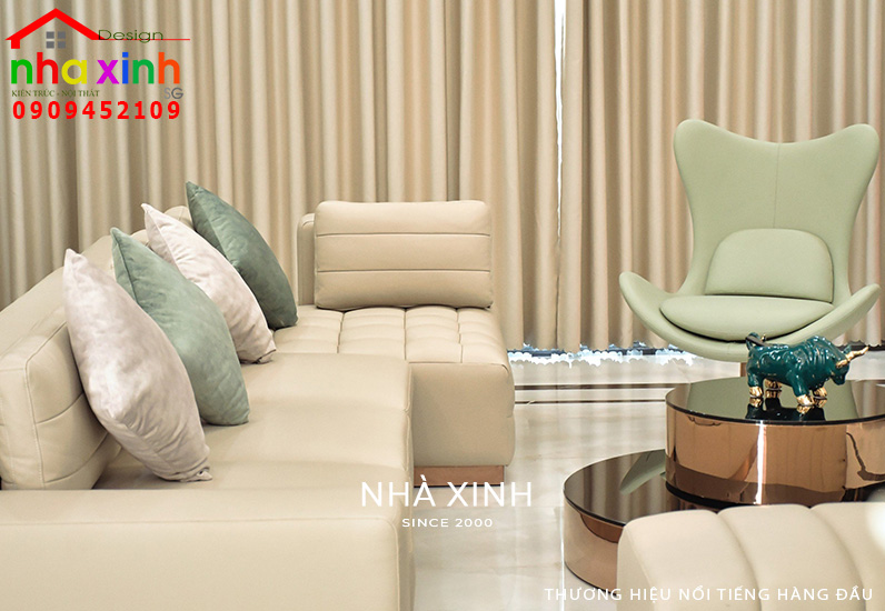 Phòng khách được thiết kế với gam màu trung tính sang trọng