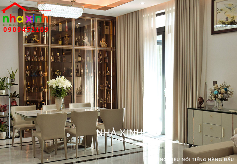 Khu vực bàn tiệc được thiết kế cận khung cửa kính lớn giúp lấy sáng hiệu quả