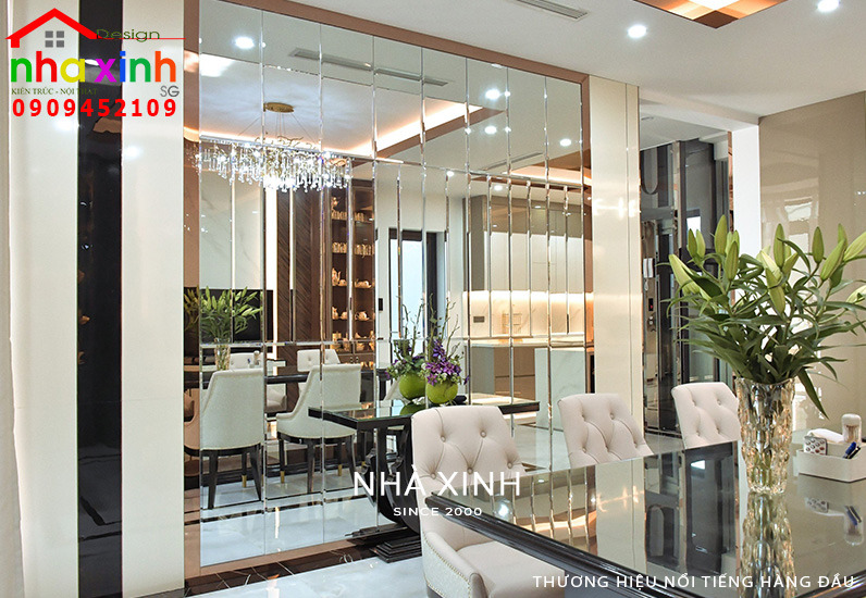 Khu vực bàn ăn được tạo điểm nhấn với phần vách kính tráng giương sang trọng