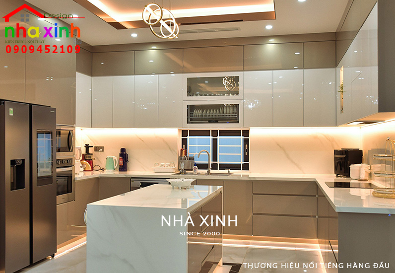 Không gian phòng bếp với sự kết hợp gam màu trung tính, tương phản