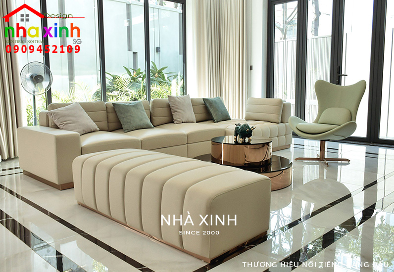 Khu vực phòng khách được thiết kế thông thoáng với view cửa kính lớn