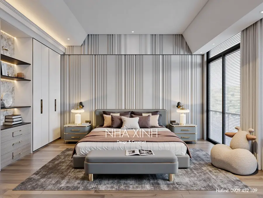 Sảnh cầu thang với lan can sắt mạ vàng và đá cẩm thạch sang trọng.