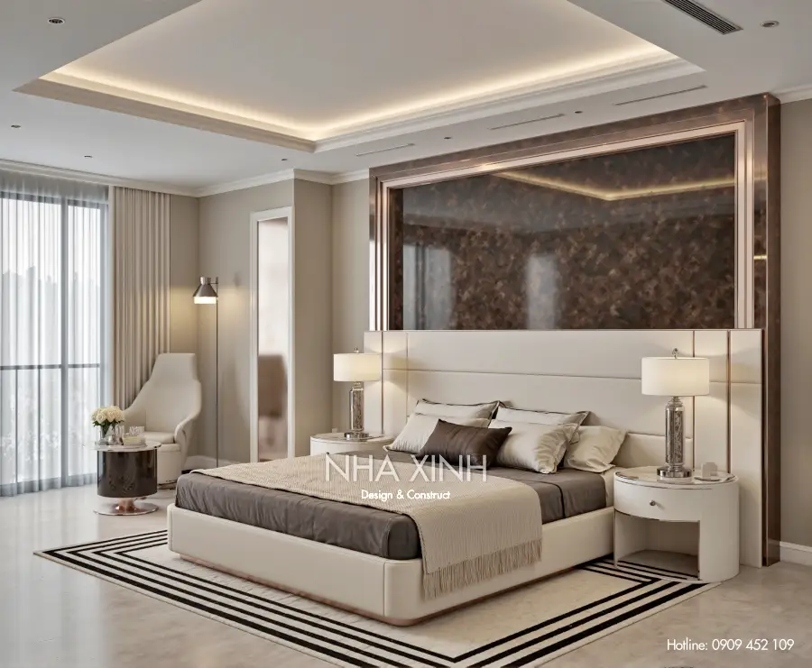 Khu vực ăn sáng bên cạnh cửa sổ kính lớn hướng ra sân vườn.