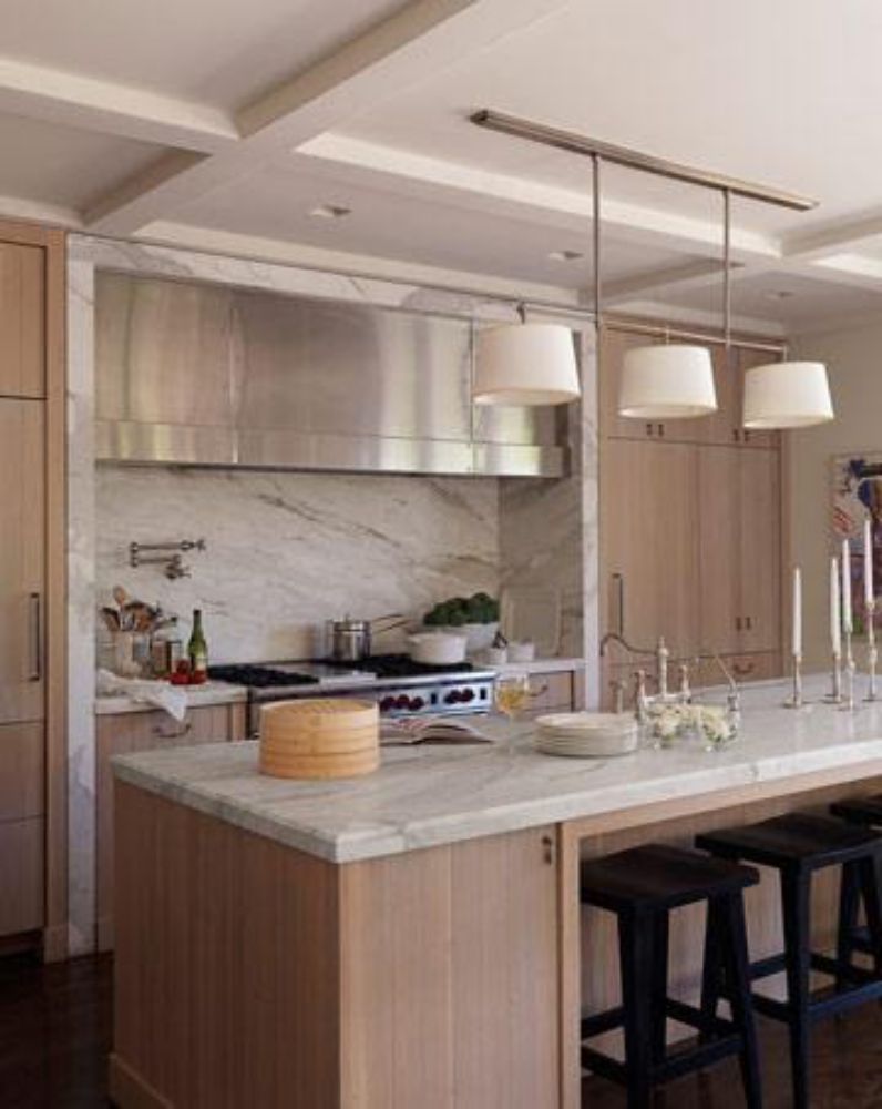 Bàn và tủ bếp bằng gỗ sồi tự nhiên