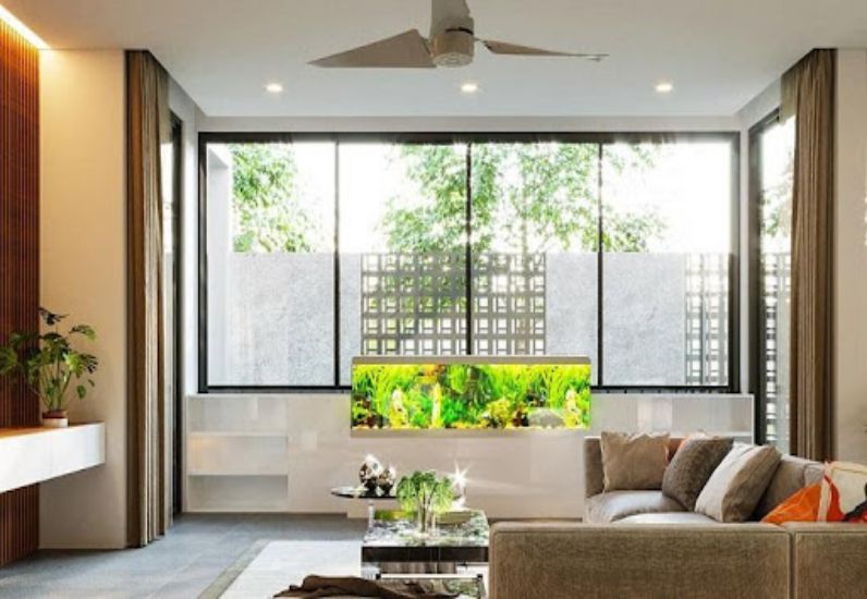 Thiết kế phòng khách sáng sủa với cửa kính rộng