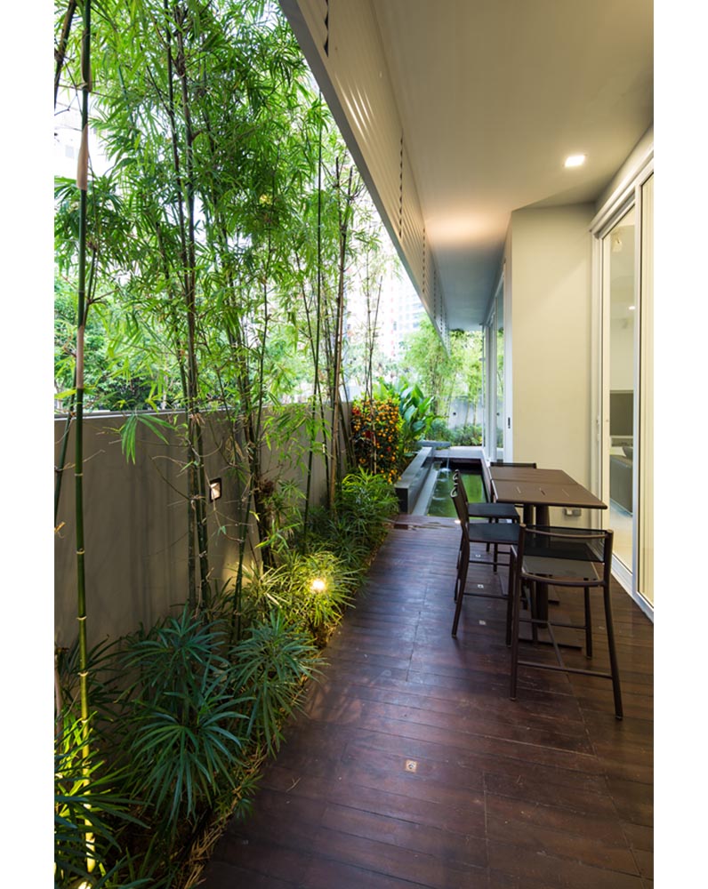 Ngoại thất biệt thự được bày trí với bộ ghế tạo góc thư giãn cho gia đình