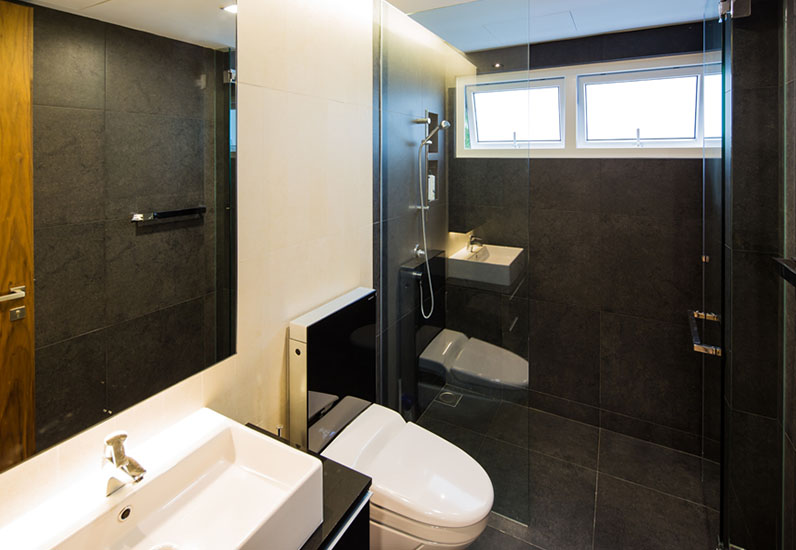 Phòng vệ sinh được thiết kế sạch sẽ và thông thoáng