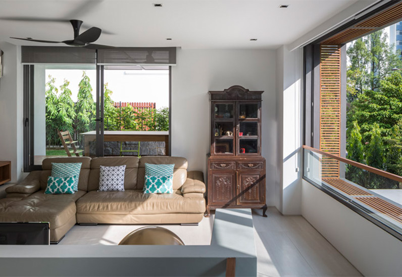 Phòng khách được thiết kế với khung cửa kính lớn giúp lấy sáng hiệu quả