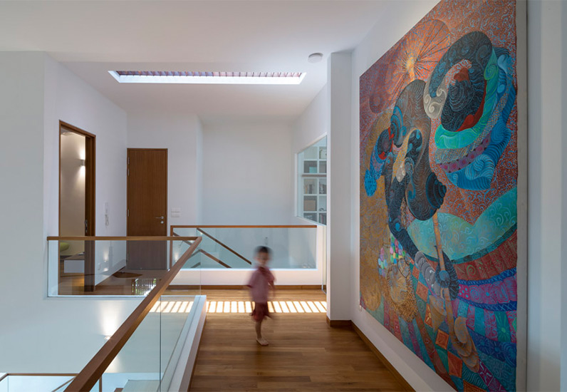 Lối đi cũng được tạo điểm nhấn bởi phần tranh treo đầy ấn tượng