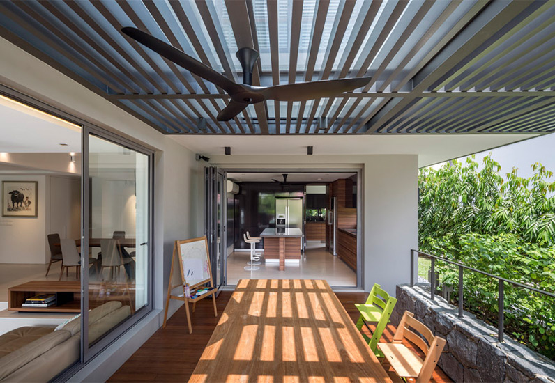 Ban công được bày trí bởi bộ bàn ghế thư giãn tuyệt vời