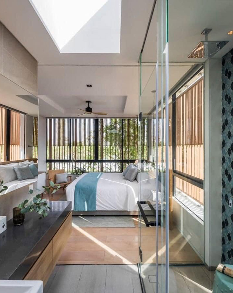 Phòng ngủ ưu tiên sử dụng khung cửa kính lớn tạo sự thông thoáng