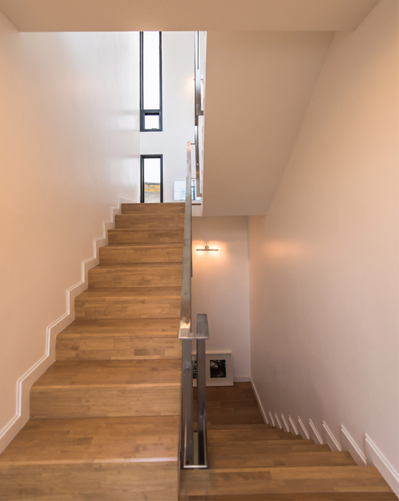 Khu vực cầu thang ưu tiên sử dụng với chất liệu gỗ 