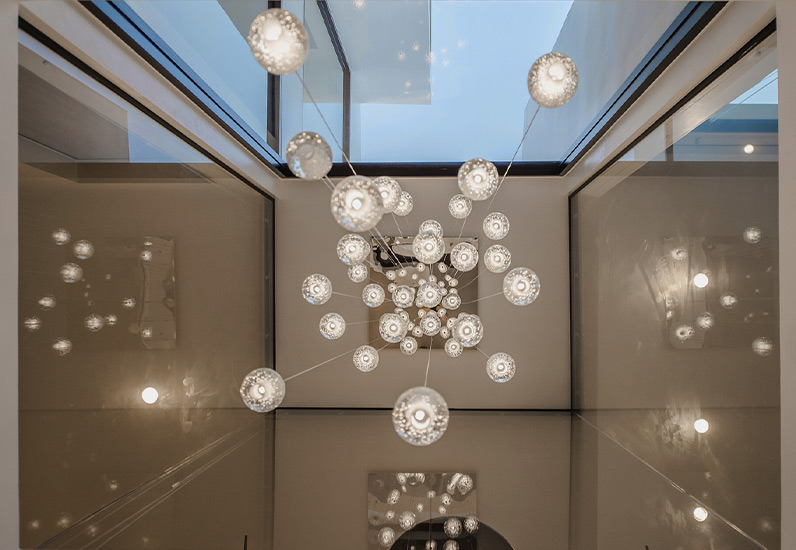 Khoảng thông tầng được tạo điểm nhấn bởi bộ đèn pha lê sang trọng