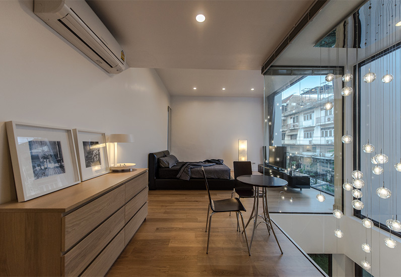 Khoảng thông tầng cạnh phòng ngủ được thiết kế tinh tế