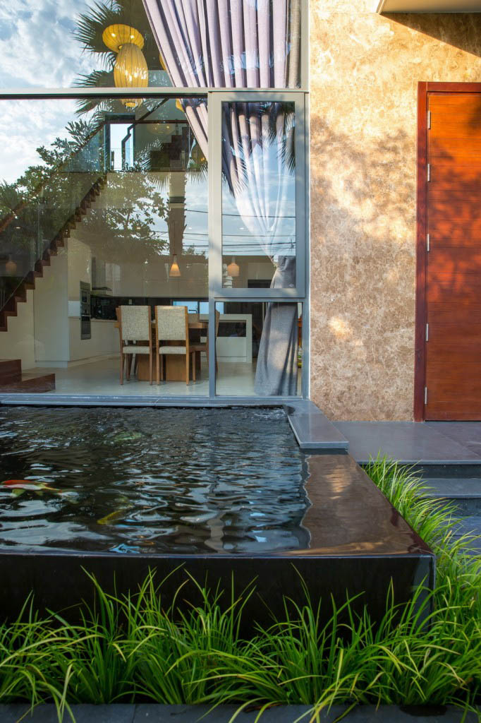 Biệt thự với những ô cửa kính lớn cùng view cửa sổ xịn sò