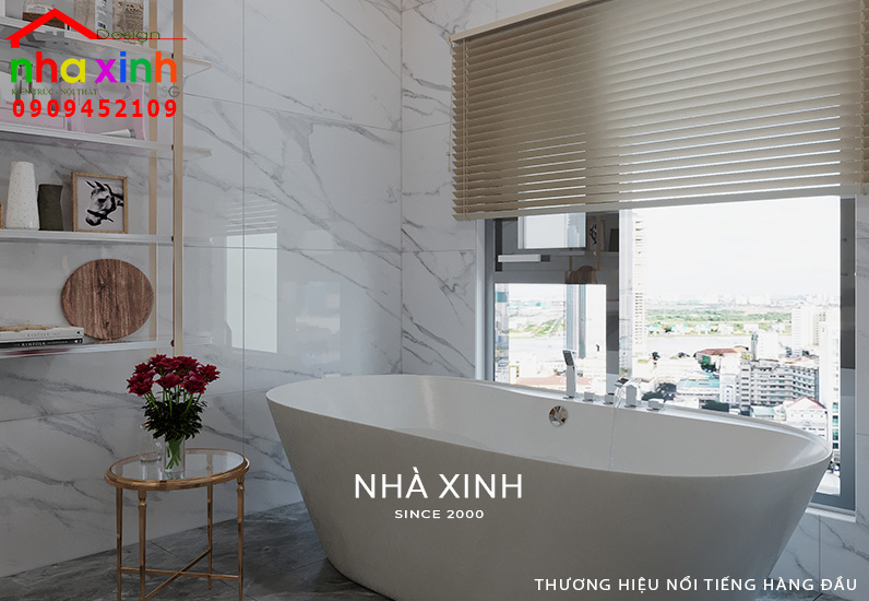 Khu vực bồn tắm được thiết kế cạnh khung cửa kính lớn giúp lấy sáng hiệu quả