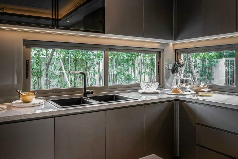 Không gian bếp kết hợp khung cửa sổ thông thoáng